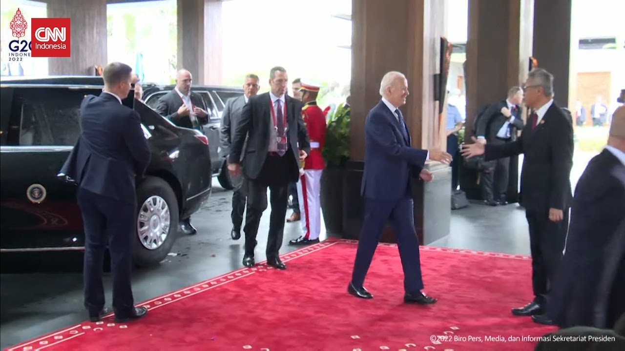 Dibukakan Pintu Sebelah Kiri, Eh Biden Turun dari Kanan