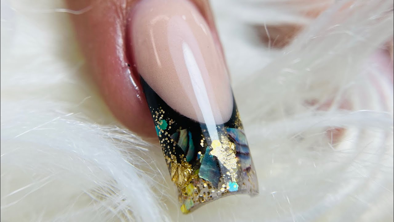 Uñas French Técnica Reversa + concha nácar y papel oro
