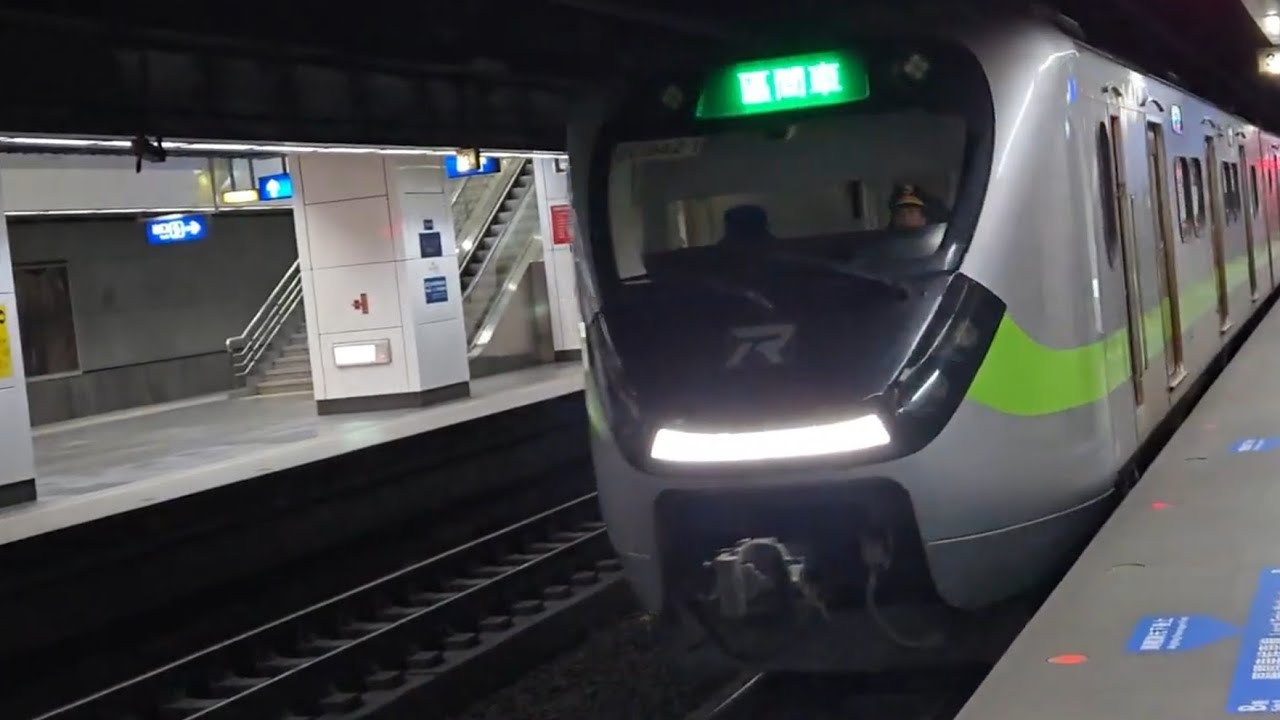 1223次瑞芳發車經由宜蘭線開往新竹的銀綠色微笑號EMU900型十輛一編組EMU942區間車