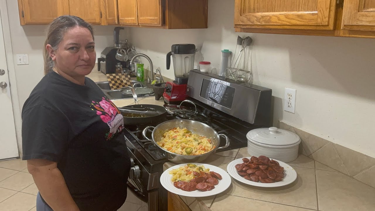 Repollo frito con salchichas