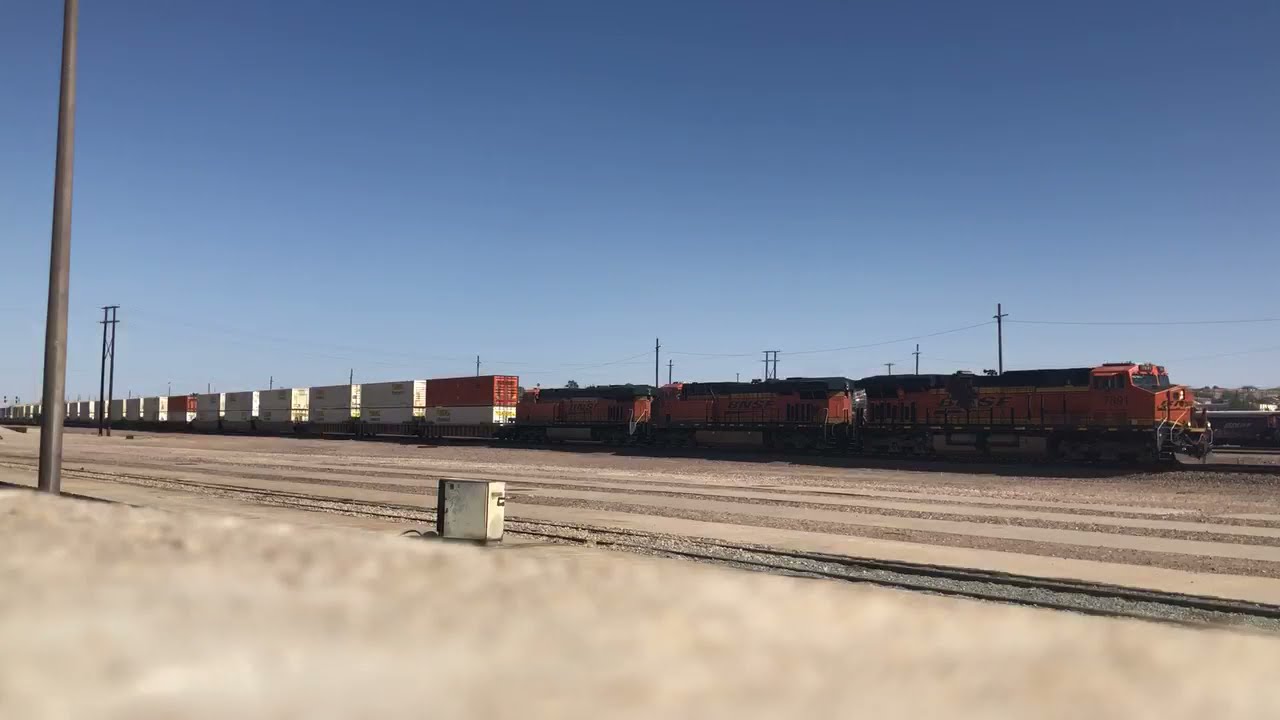 Short BNSF intermodal passes Barstow