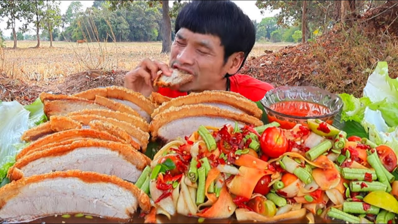 หมูกรอบส้มตำหลวงพระบางแกล้มผักสดแซ่บคักอีหลีครับพี่น้องMUKBANG EATING SHOW/โก้อีสานพาแดก