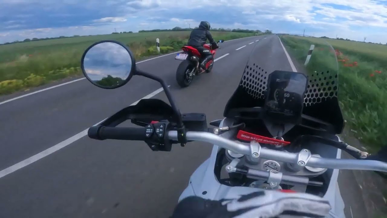 Ducati Desert X vs Ducati V2 / drag race