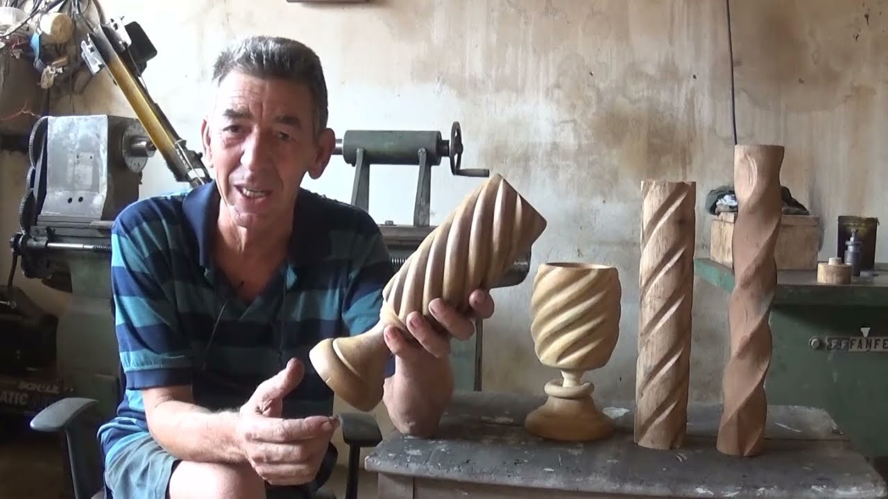torneando vaso de madeira com frisos