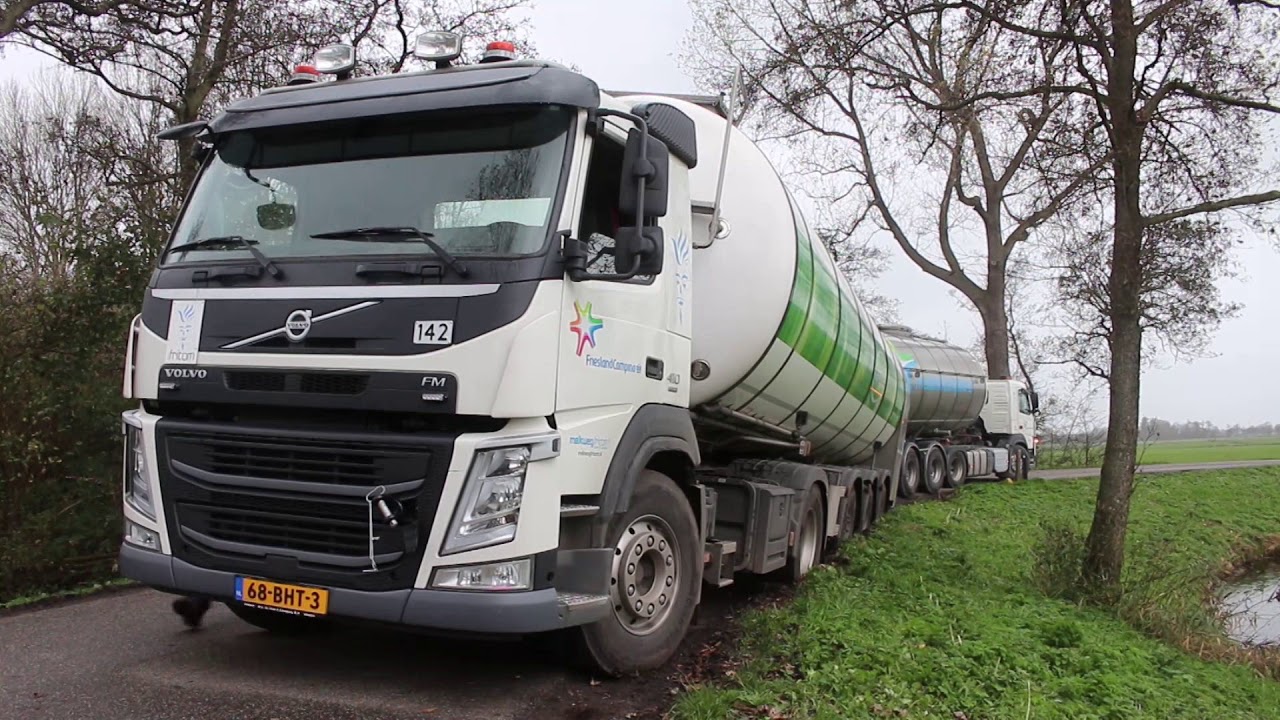 31-10-2017 Melkauto uren vast in berm bij Westergeest