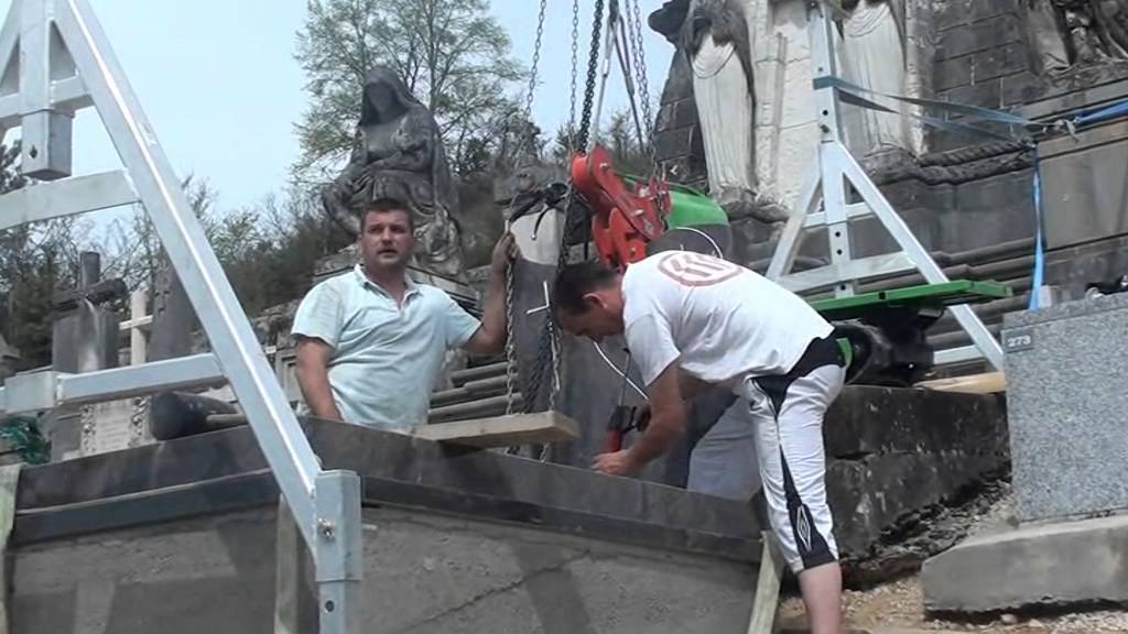 pose d un monument par les pompes funèbres marbrerie allardet jujurieux ain 01
