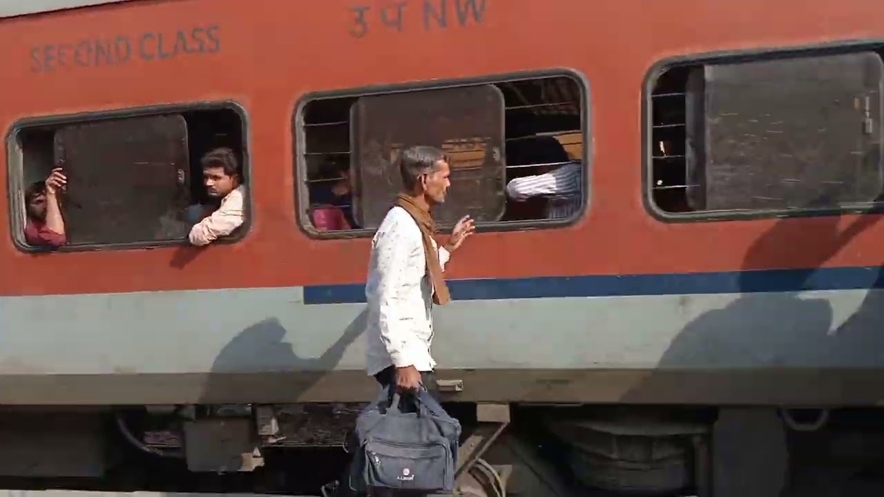 होली पर घर जा रहे यात्रियों की भीड़ 