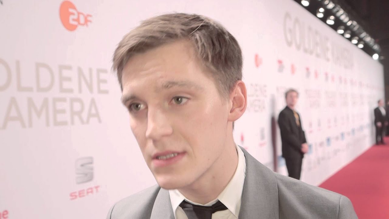 Red Carpet Interview mit Jonas Nay | GOLDENE KAMERA 2016