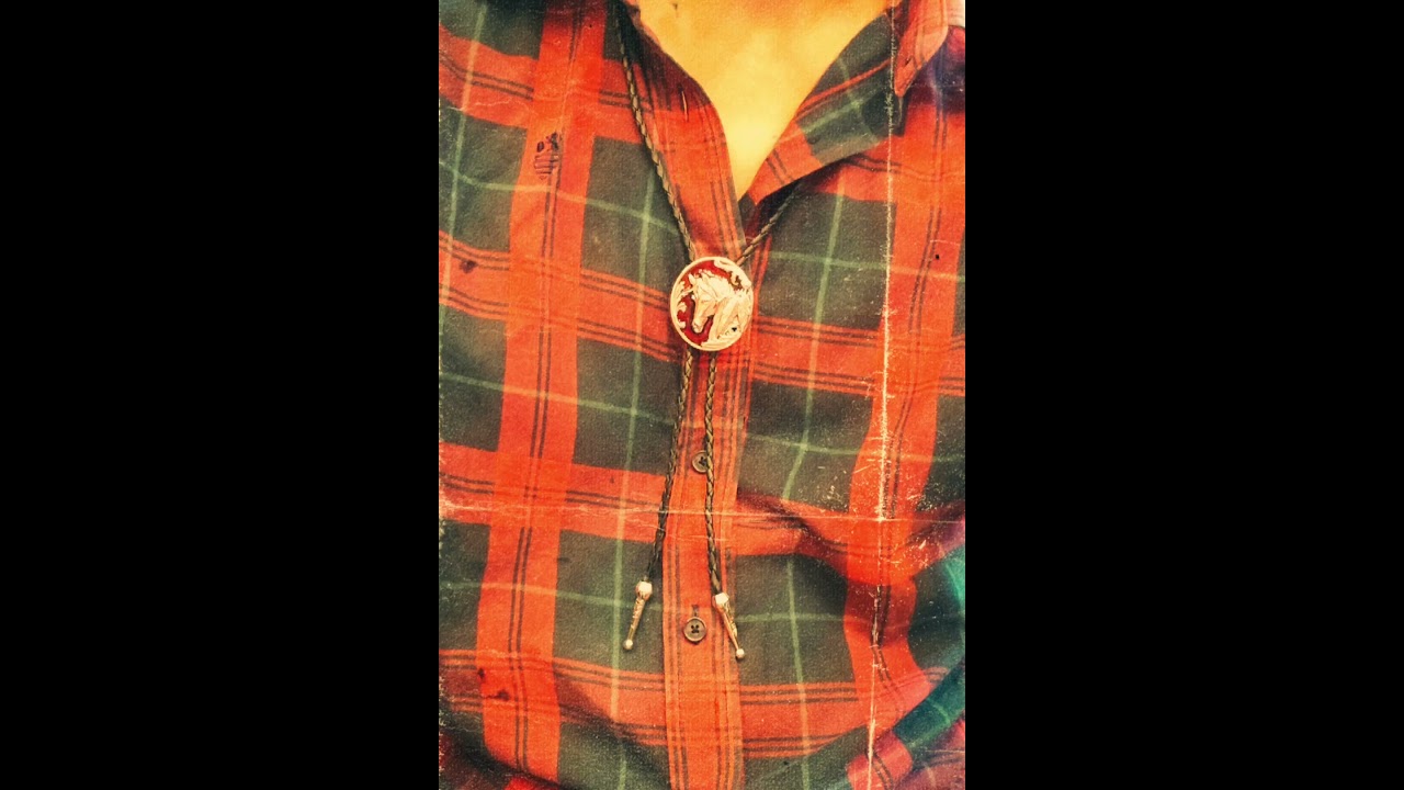 #WesternHeritage #BoloTie #AksesoriUnik #VintageStyle #KalungKulit #UnisexLook #CowboyVibes