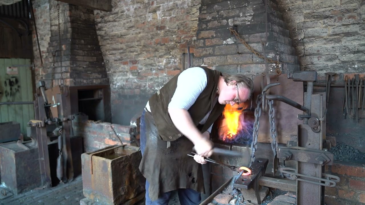 What was life like for a Black Country chain maker in 1910?