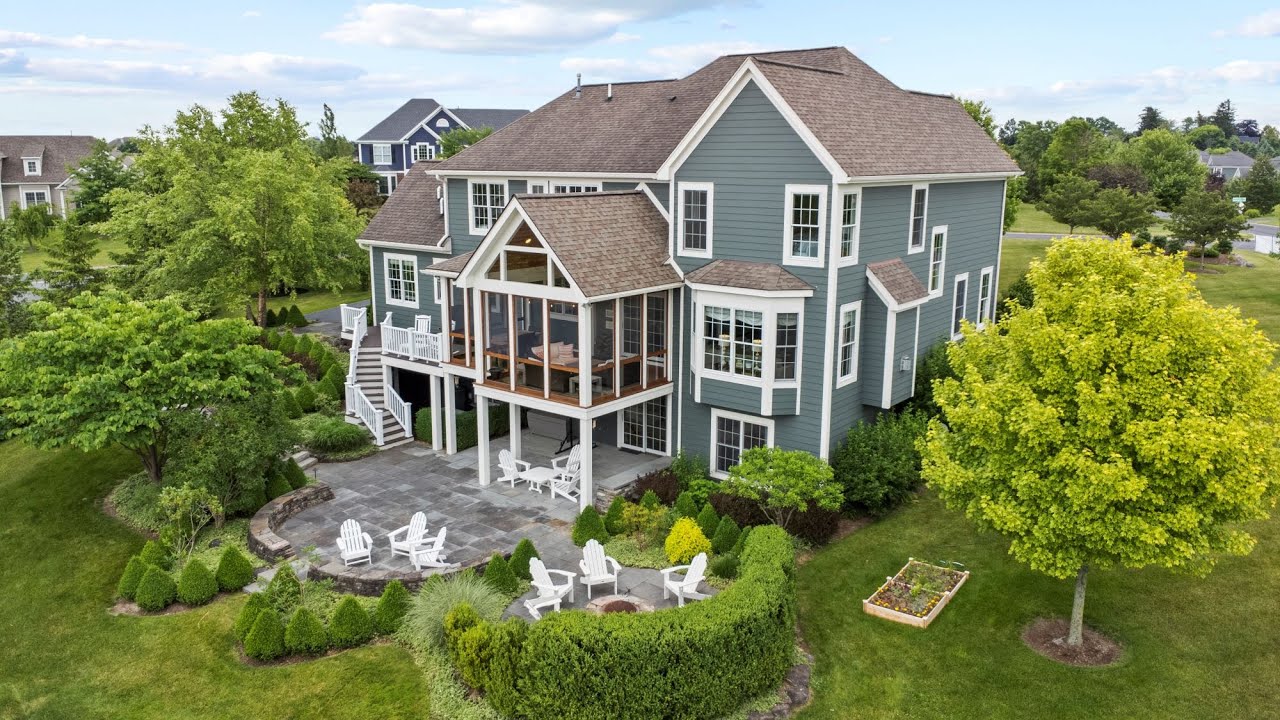 Welcome to 50 Mahogany Run in Pittsford!