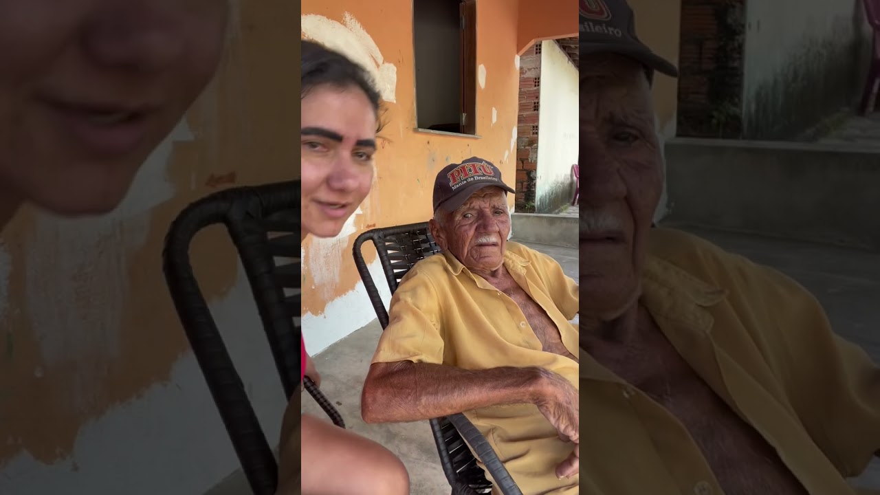 Limpando a orelha do meu vô/pai Bajara, veja só como ele fica relaxado kkkk