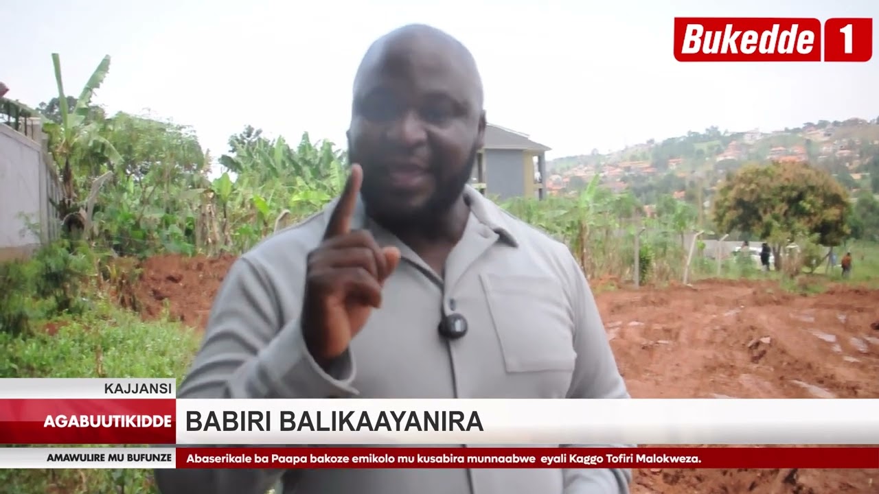 Agabuutikidde: Enkayana ku Ttaka e Kajjansi  Abantu babiri balikayanira  Buli omu alina ekyaapa.