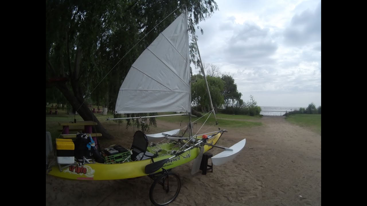 Kayak trimaran con jarcia firme de acero y battens