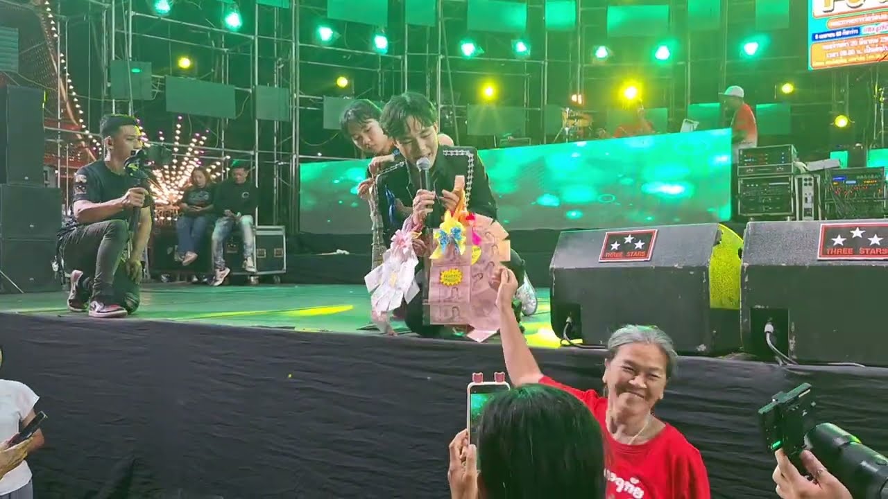 คลิปจริงไม่ใช่คลิปดูดคอนเสิร์ตน้องลีโอ อธิป กับวงศรสุพรรณโชว์  งานประจำปีวัดราษฎร์เจริญธรรม (วัดสุน)