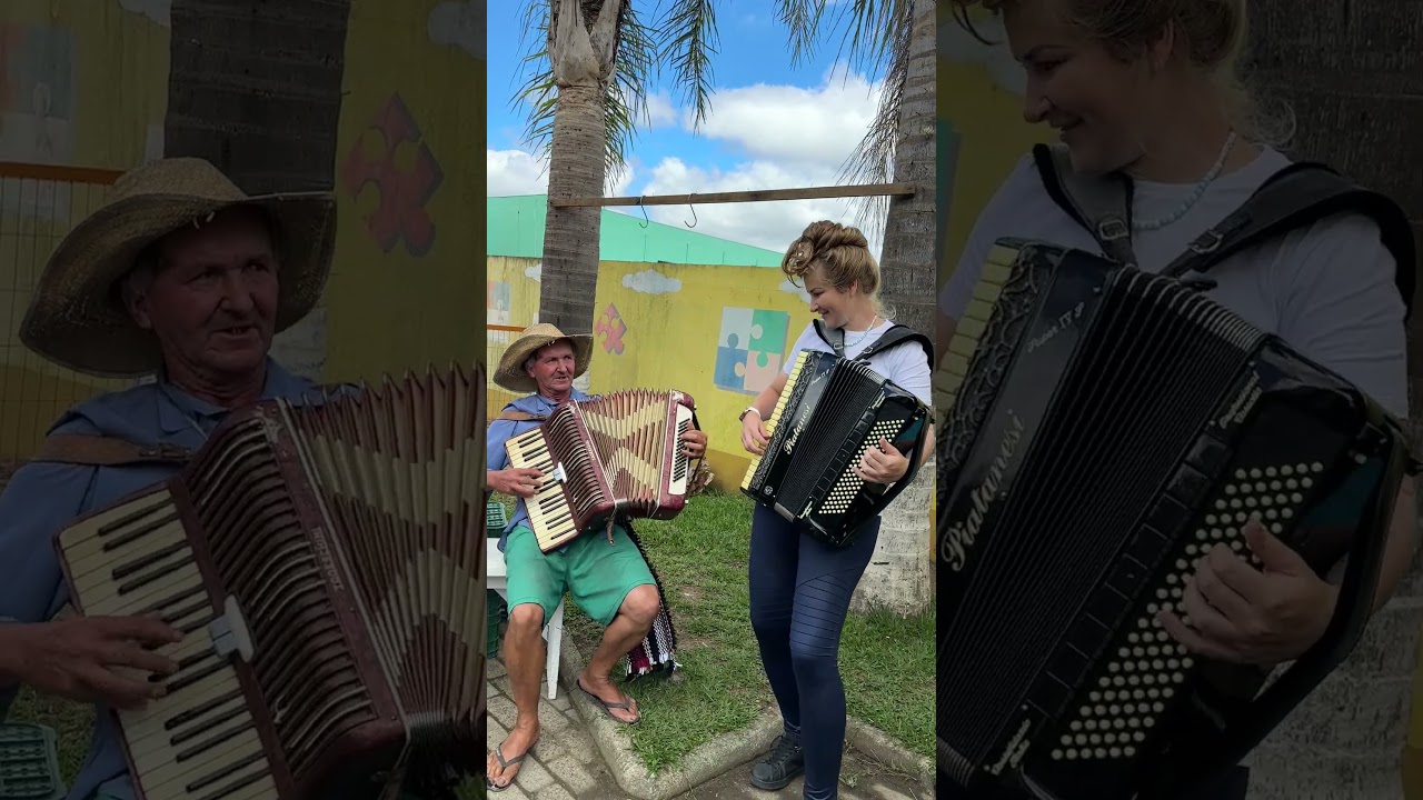 Bia Socek tocando sanfona com um amigo da Rua kkkk