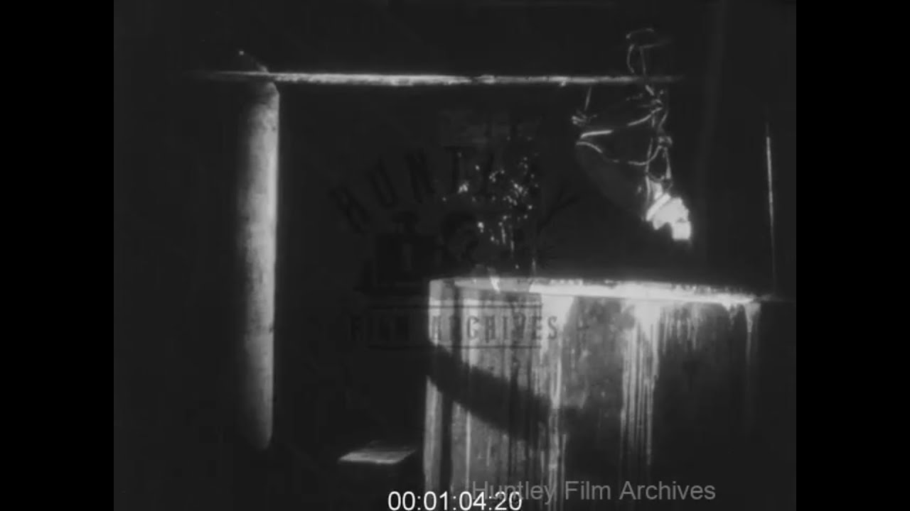 Harry Houdini's daring escape from Straightjacket, 1920s - Film 1032433