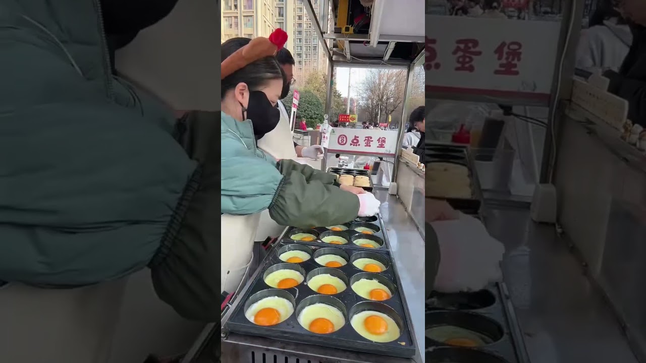 要说陕西路边摊的顶流，那必须是这个肉蛋堡。外皮煎得焦香酥脆，里面却是软软嫩嫩的，一大口下去有肉有蛋，热乎乎的超满足！#地方特色美食