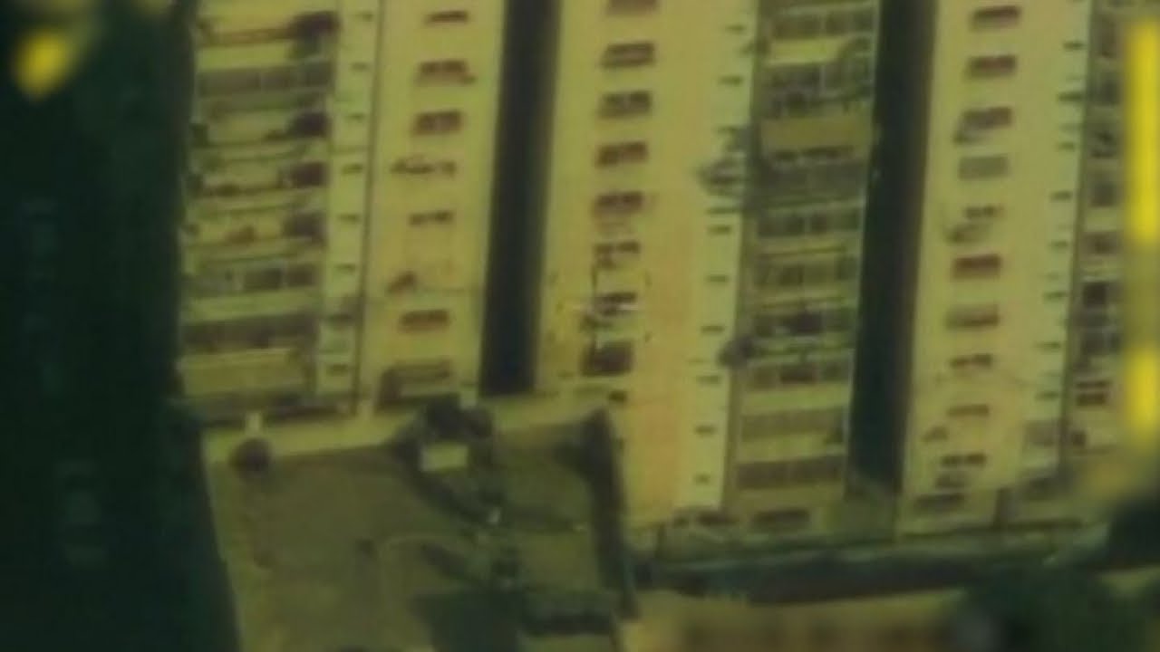 Il momento del raid aereo israeliano contro un palazzo a Gaza