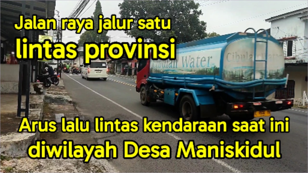 Di jalan raya wilayah Desa Maniskidul-Jalaksana, suasana lalu lintas cukup ramai namun tetap lancar