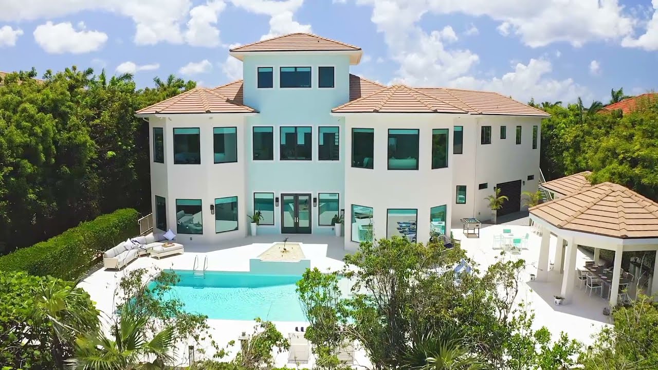 Chiaro di Luna Waterfront Estate Vista Del Mar Grand Cayman