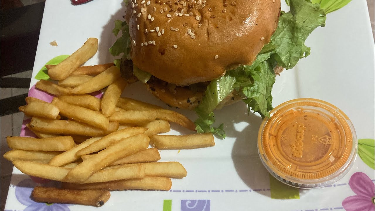 🫧🩷 ASMR ESPAÑOL |DE MIEDO| COMIENDO HAMBURGUESA CON PAPAS Y LEYENDO HISTORIAS QUE ME MANDARON 🍔🍟