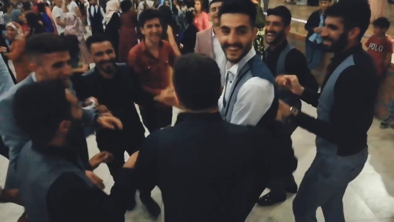 Mustafa Özden'in Düğününde Gençler Oyunuyor