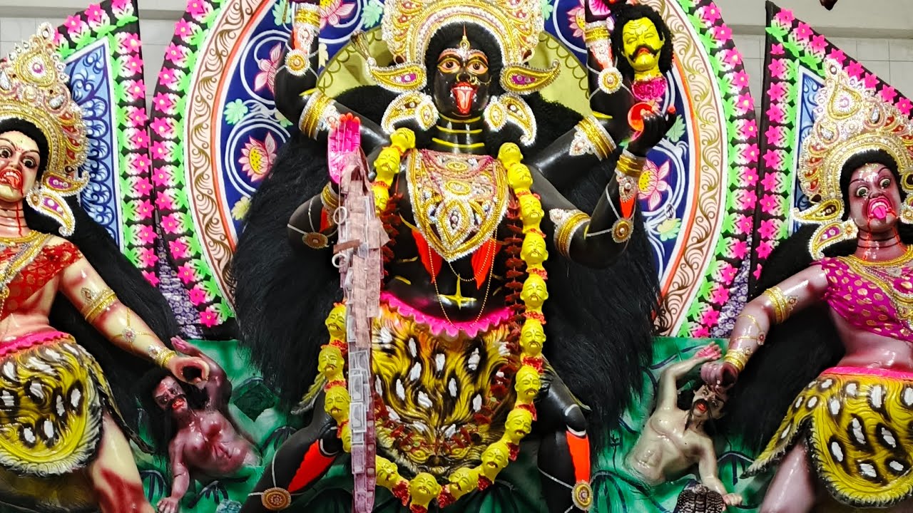 ভাটারা কালী মায়ের মন্দিরে ভক্তদের নৃত্যের তালে সন্ধ্যা আরতি।
