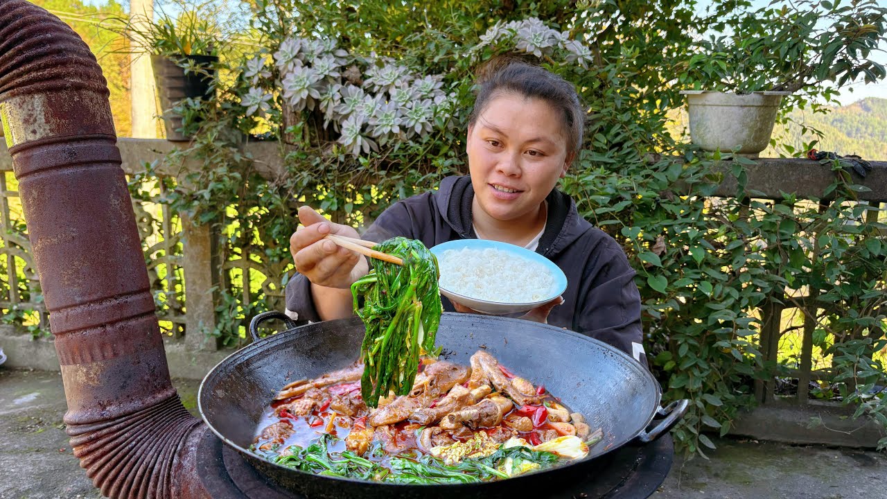 今天挖些生姜，配着半只鸭和蔬菜做一锅好吃的 Today, dig some ginger and stir fry duck meat