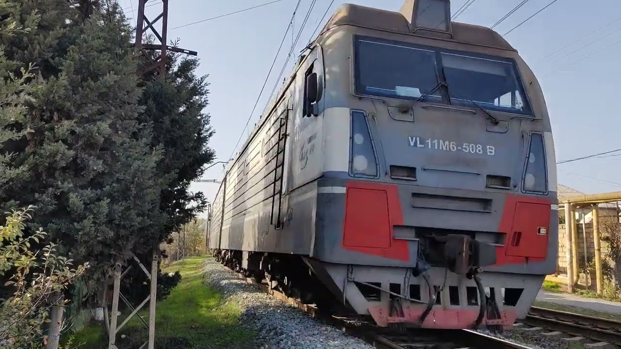 Электровоз ВЛ11м6-508 с приветливой бригадой на перегоне Хырдалан-Баладжары