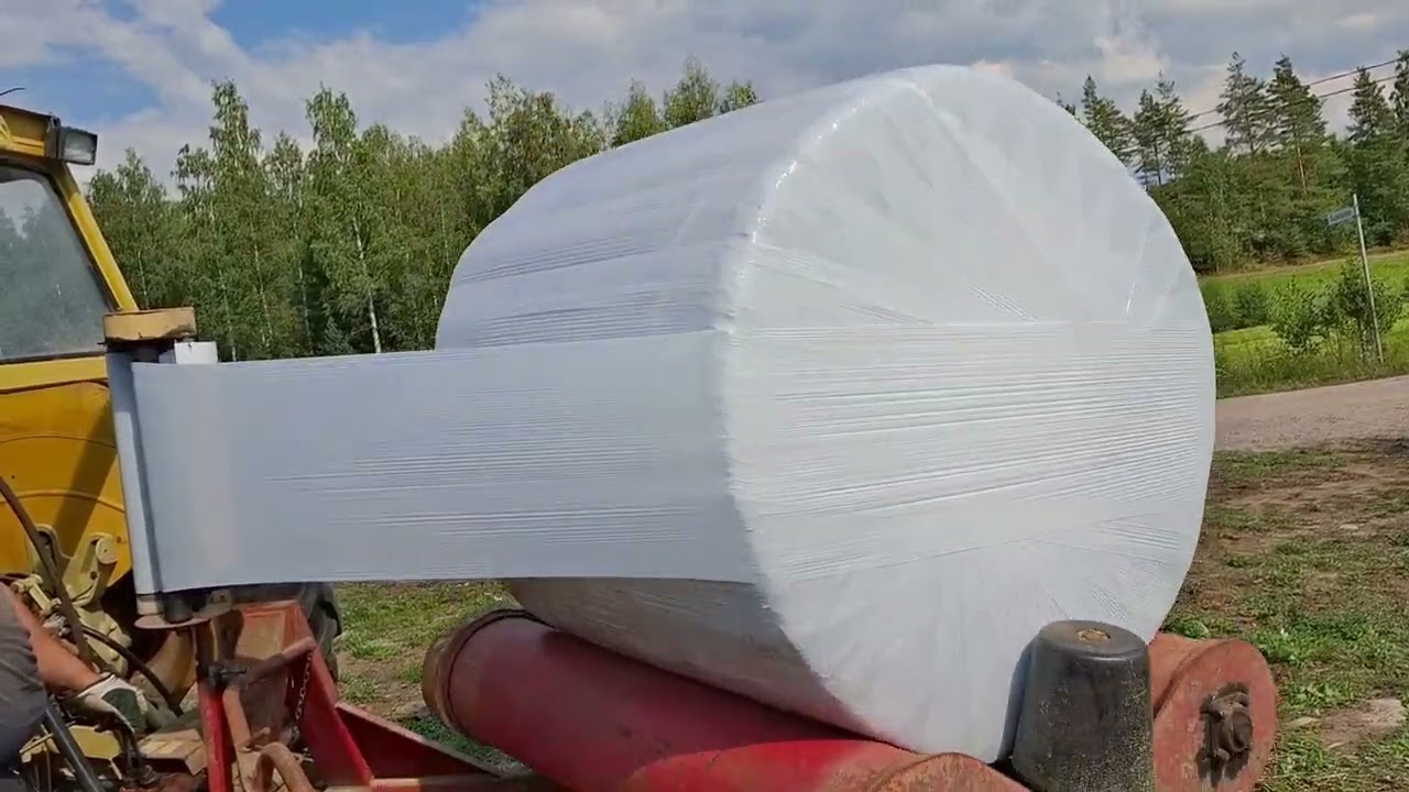 Kuivaheinäpaalien käärintää