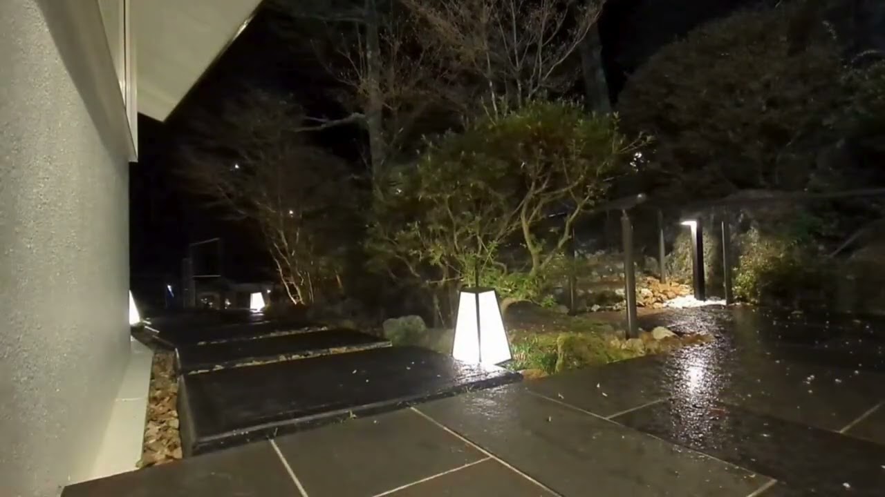 箱根　旅館　蔵樹　箱根神社の神域通勤中に聞くだけで一日が、幸せに満ちる夜の蔵樹、雨に濡れた石畳と灯りのあるテラス　BGM 亜麻色の髪の乙女　ドビュッシー