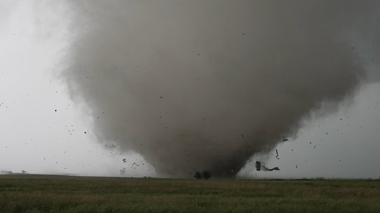 Large violent tornado destroyed a farm in Henry, SD - 7/27/2025