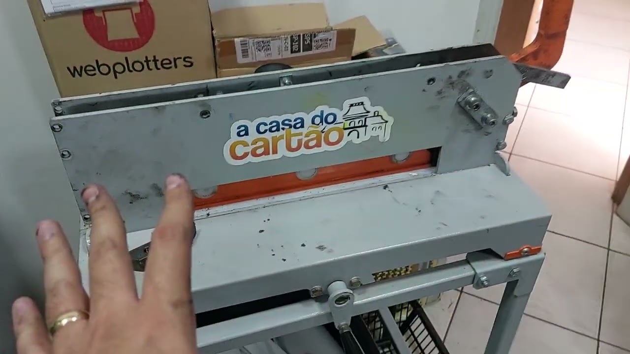 INSTALEI A FACA NA GUILHOTINA 