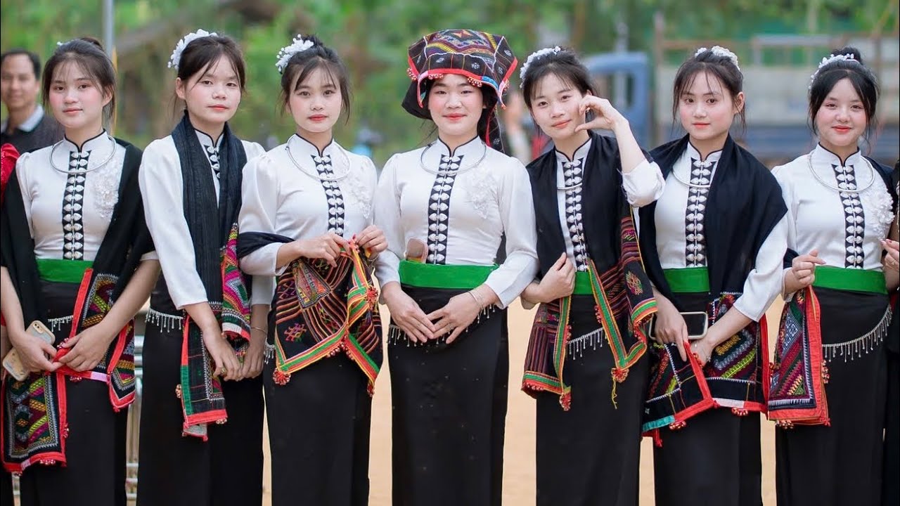 Hương Xuân Tây Bắc Múa do Nhóm Múa Bình Minh thể hiện chúc mừng LVQ cô dâu Kim Phụng & Văn Quyến 