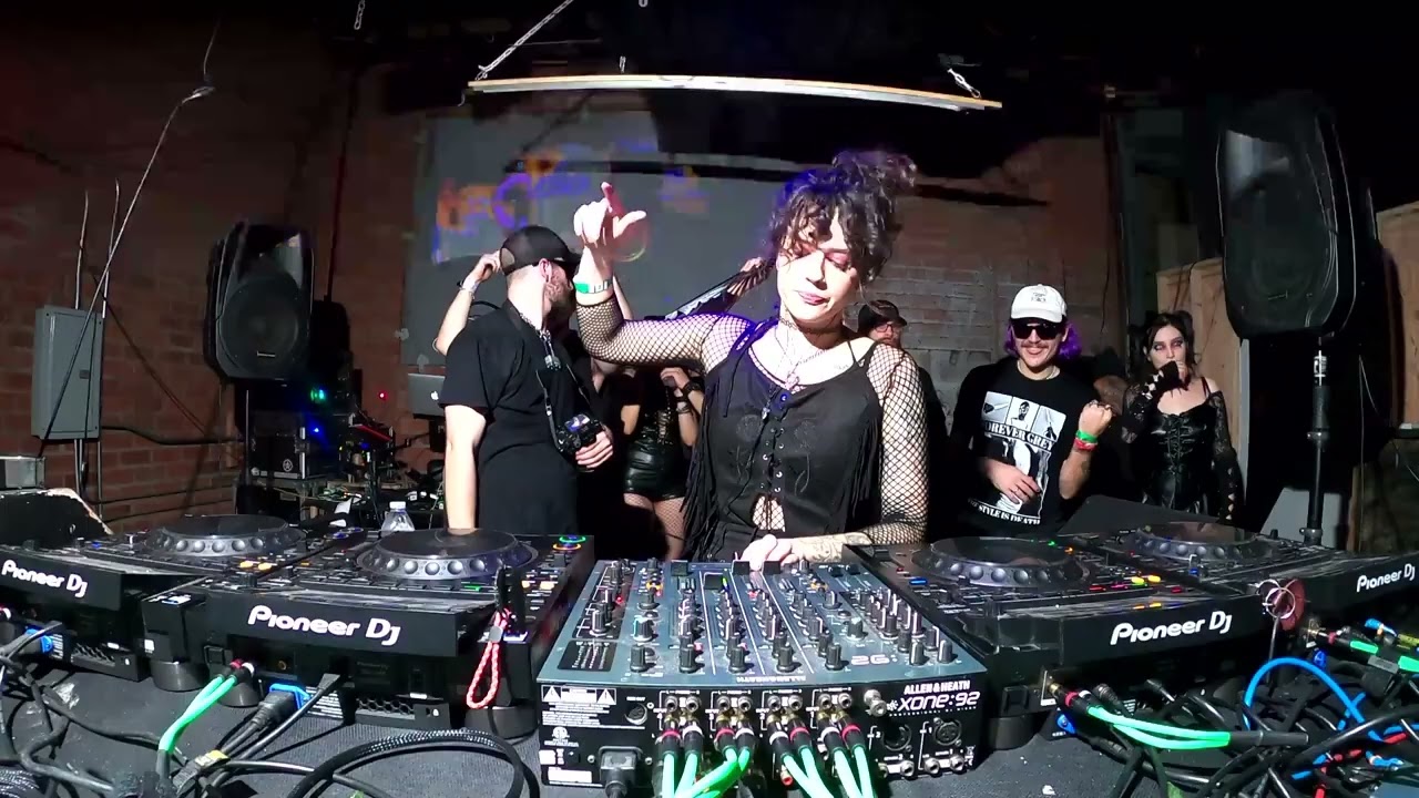 EMILIANA at @closer.la