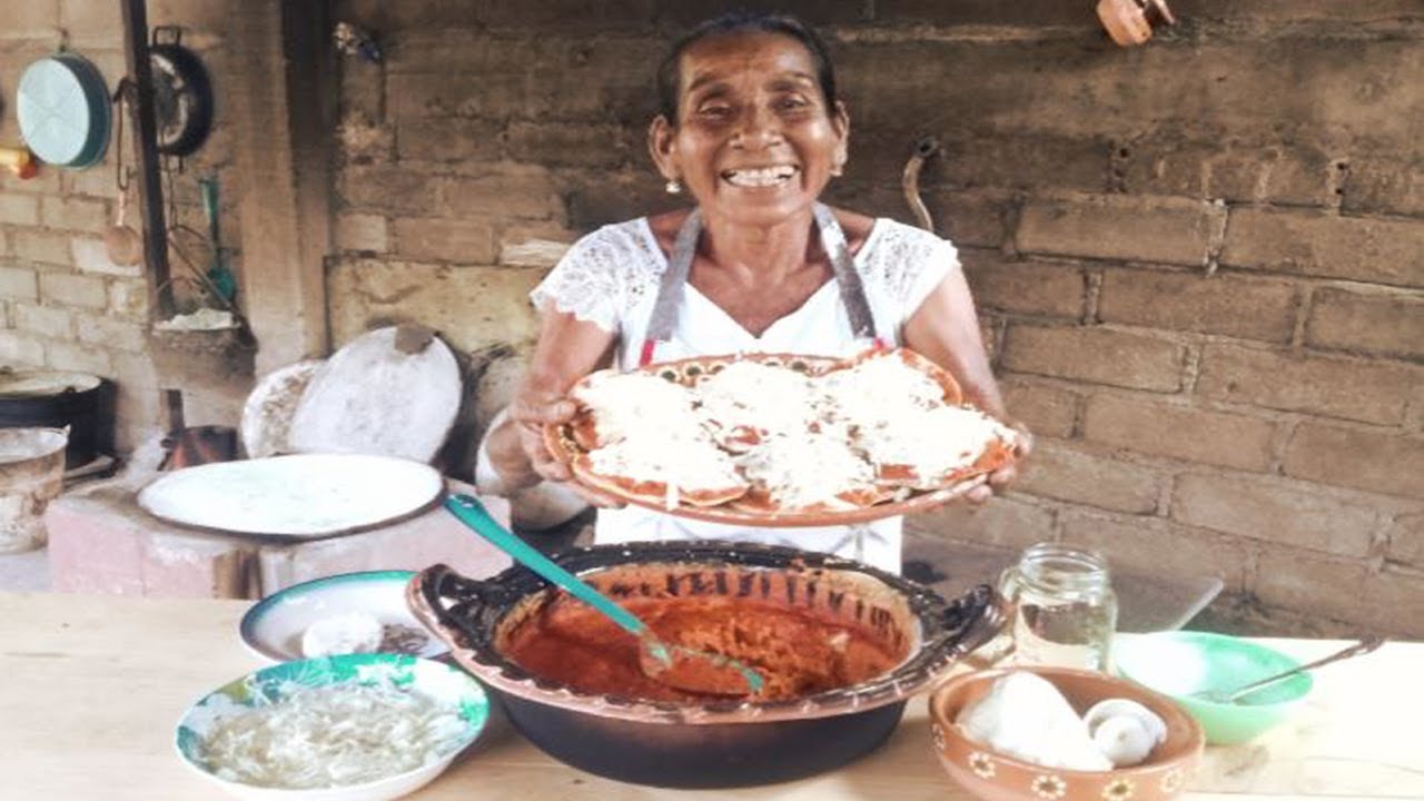 Cocinando Unos Sabrosos FRIJOLES FRITOS CON CHORIZO Molidos En El METATE | DOÑA LUPITA