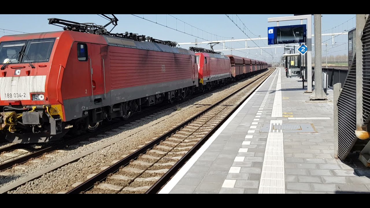 treinen te station Lage zwaluwe (31-3-2021)