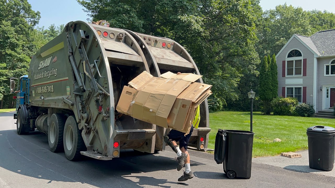 Shaw Rubbish Split Body Garbage Truck Flying Through Trash And Recycling