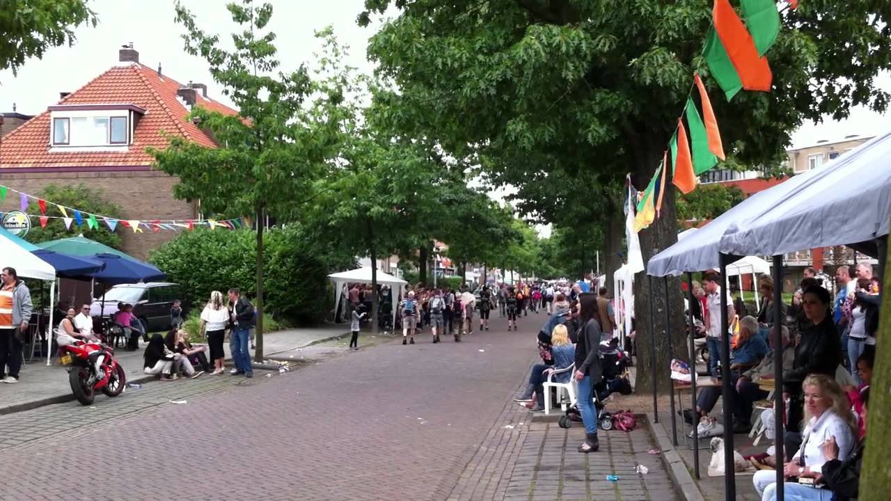 Zangeres zingt Nederlandstalig in Waterkwartier Nijmegen Vierdaagse