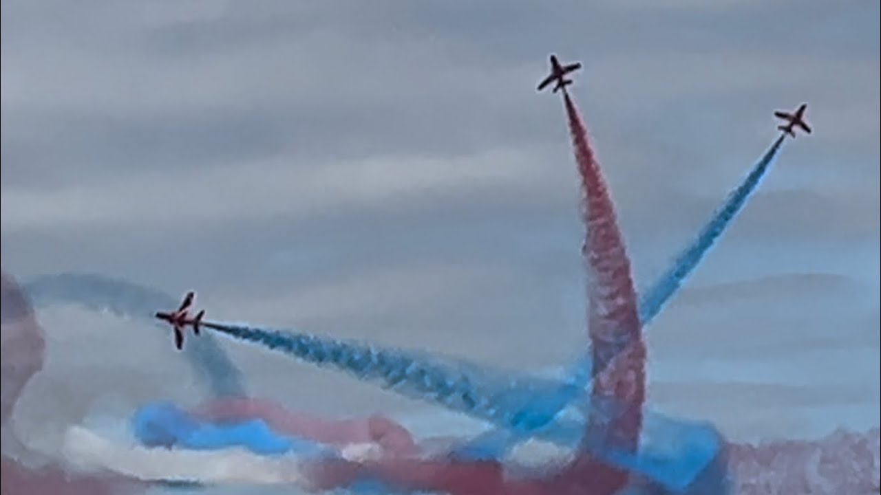 Red Arrows complete show at Cleethorpes Armed Forces day 29.06.3024.