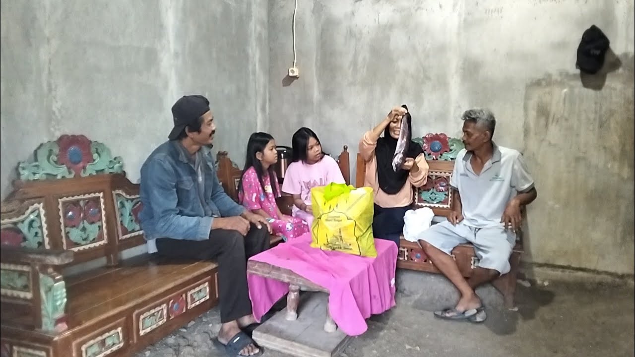 Berbagi ikan hasil nrojong ke rumah Mbah Ibut dan pa dhe @Kuatbae
