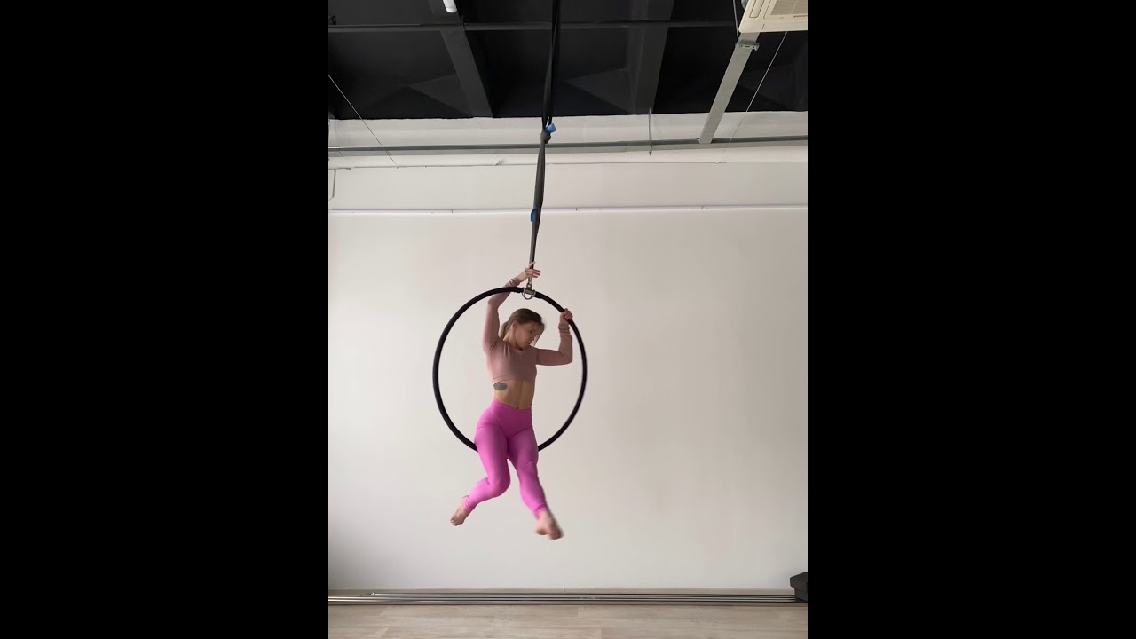 Aerial hoop spin flow // Sabrina Claudio - Truth is (Spanish version) // Instagram @asa_reze