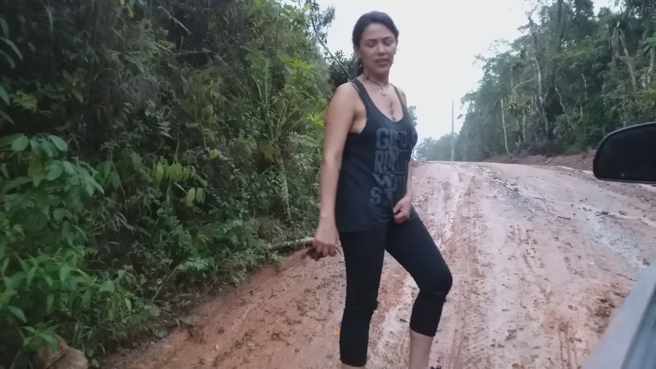 O carro atolado com três mulheres e chuva que Deus mandava
