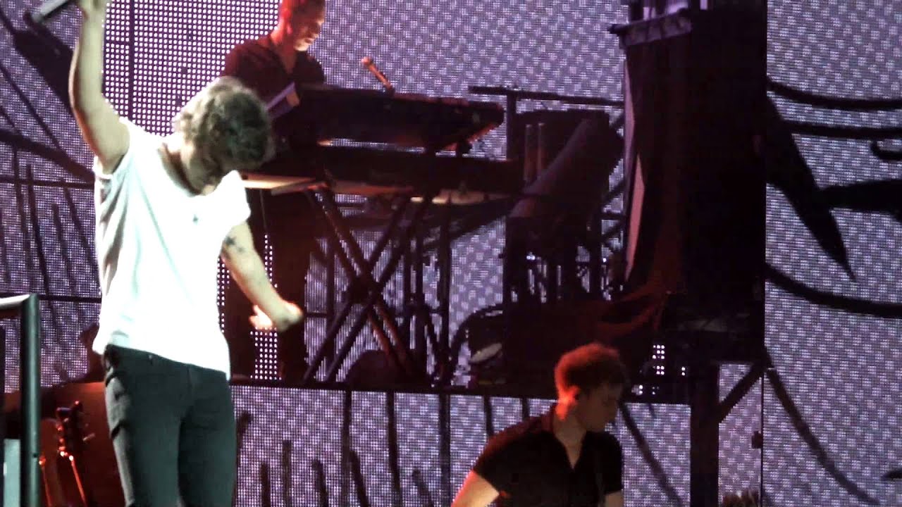 One Direction - Teenage Dirtbag - 12/5/13 O2 World Hamburg - HQ