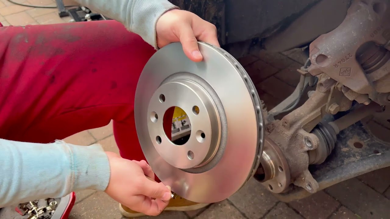 Brake Replacement Tutorial For Dummies - How To Replace BRAKES 101 Dacia Sandero 0.9 TCe