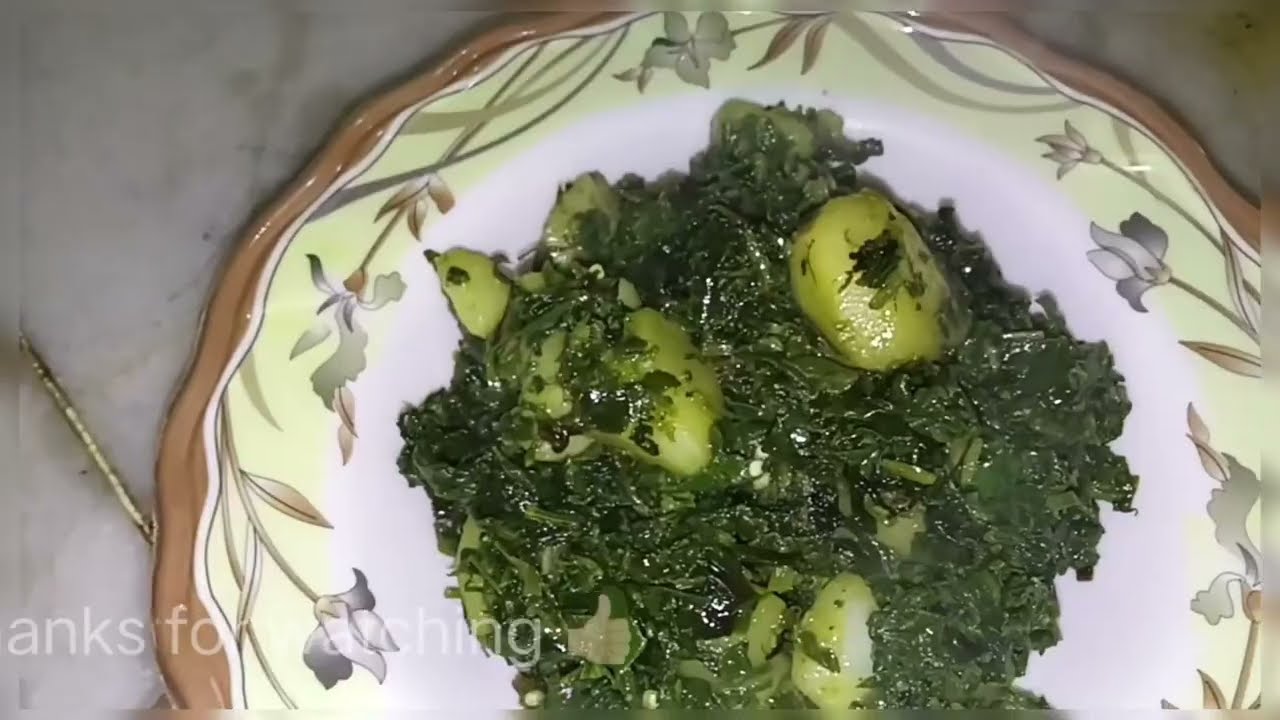 Sardiyon mien bnae😋 tasty aloo 💚methi palak ka saag#aloo#methi#recipie🤤#saag recipe#traditional food