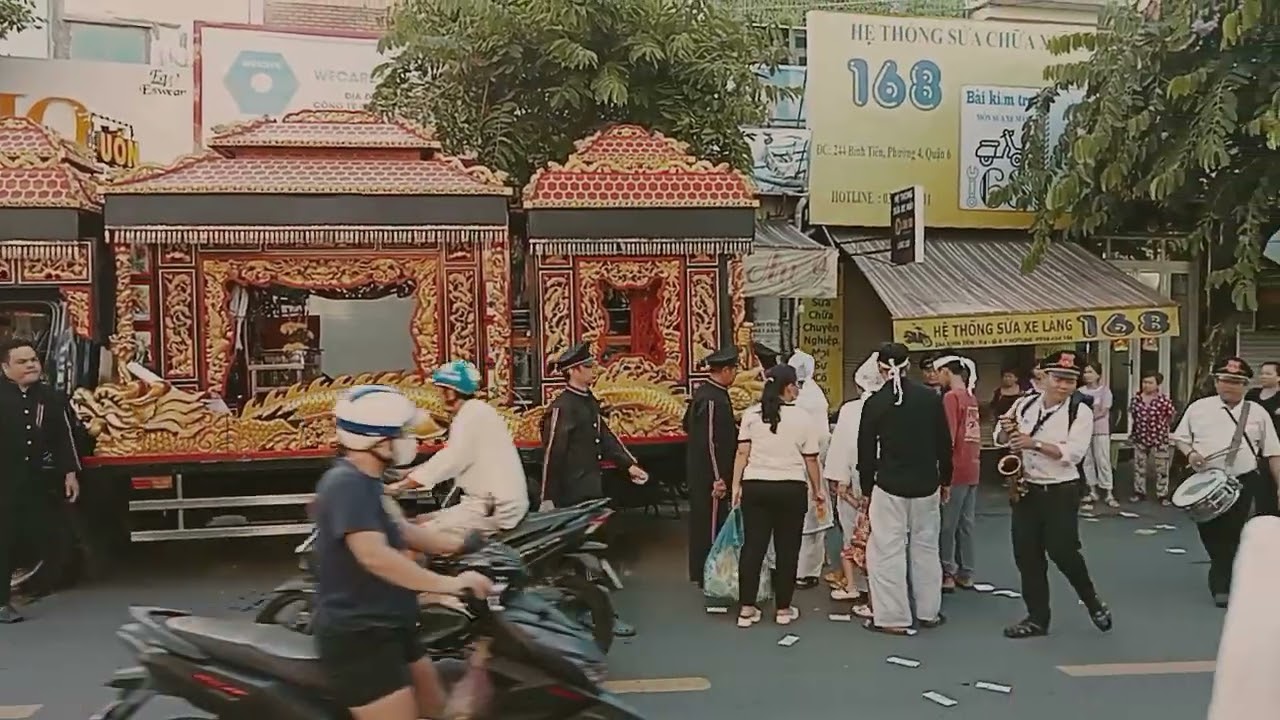 Áo Quan lại tạ bà con hàng xóm lên xe đến lò Thiêu Bình Hưng Hòa