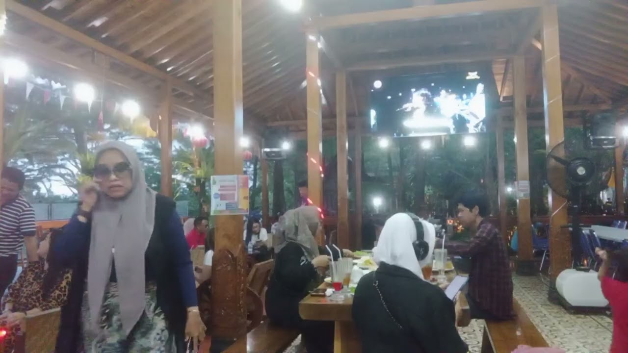 Momen berkumpul diresto villa sadiah saat meliput kehasiran pesona anisa bahar dan suami barunya