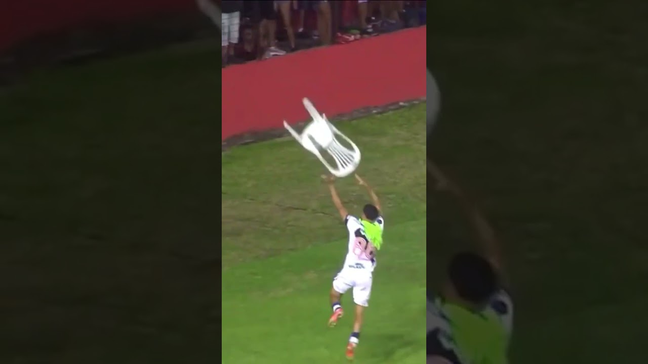 LOUCURA! Jogador do Vasco joga cadeira em dire&ccedil;&atilde;o a torcida do Sport #vasco #sport #confus&atilde;o